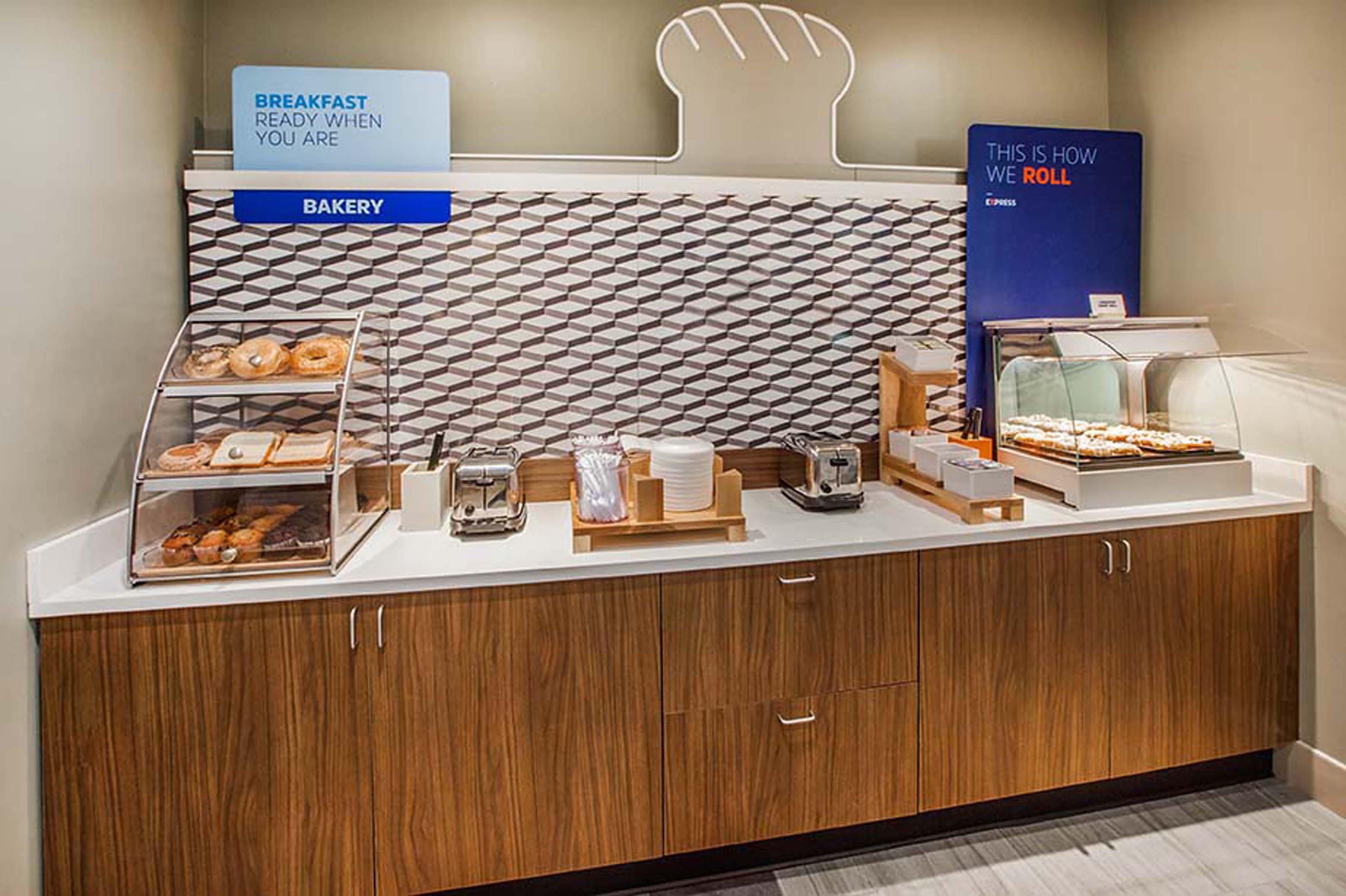 Holiday Inn Express & Suites Greensboro - I-40 Atwendover By Ihg Extérieur photo